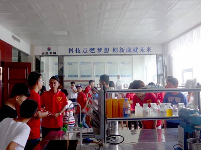 兖州区“牵手关爱 七彩暑期 感受城市 爱我家乡”活动走进世界杯信誉买球机械