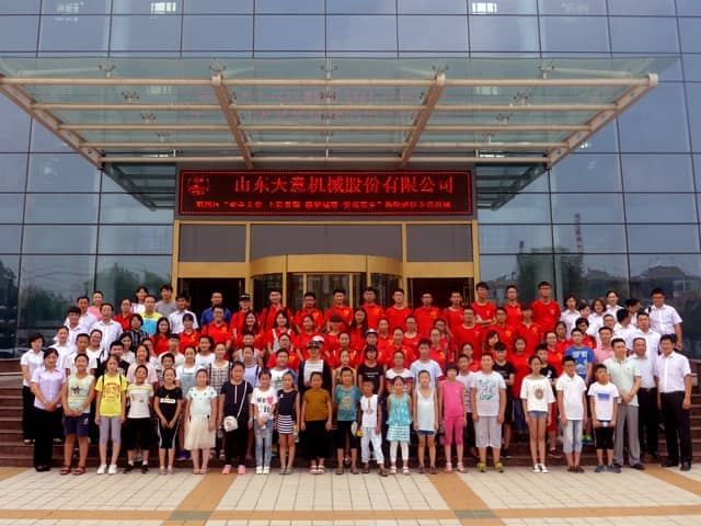 兖州区“牵手关爱 七彩暑期 感受城市 爱我家乡”活动走进世界杯信誉买球机械
