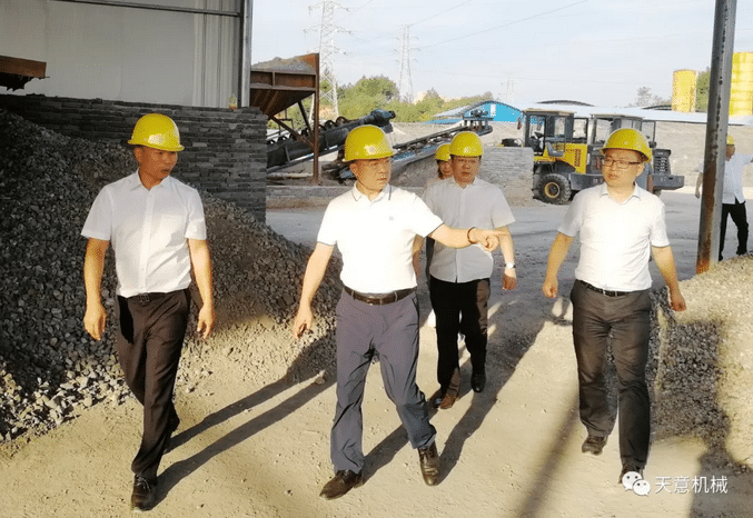 中国循环经济墙材革新工作委员会会长暨世界杯信誉买球机械董事长刘洪彬受邀考察调研湖南企业