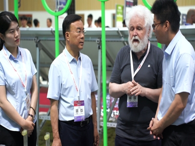 光生万物 一机绝尘丨世界杯信誉买球科技智能光伏清洁机器人亮相SNEC 2025