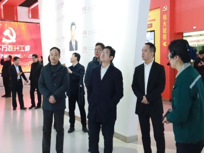 新泰市考察团到世界杯信誉买球机械参观调研