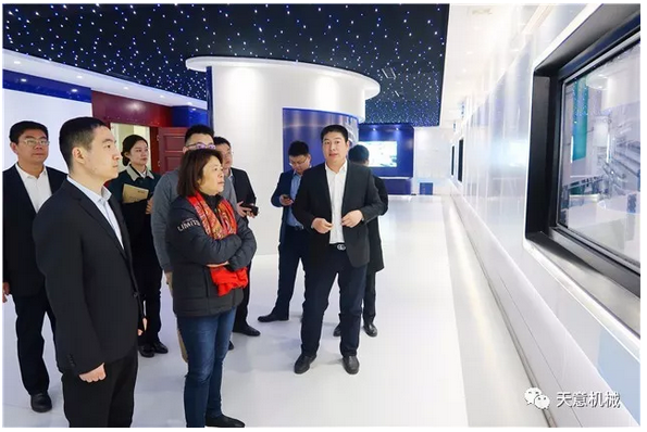 碧桂园集团副总裁兼采购中心总经理杨丽兴一行莅临世界杯信誉买球参观考察